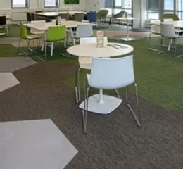 Piso vinílico entrelaçado indicado para diversos ambientes, como escritórios, lojas, shoppings, restaurantes e aeroportos